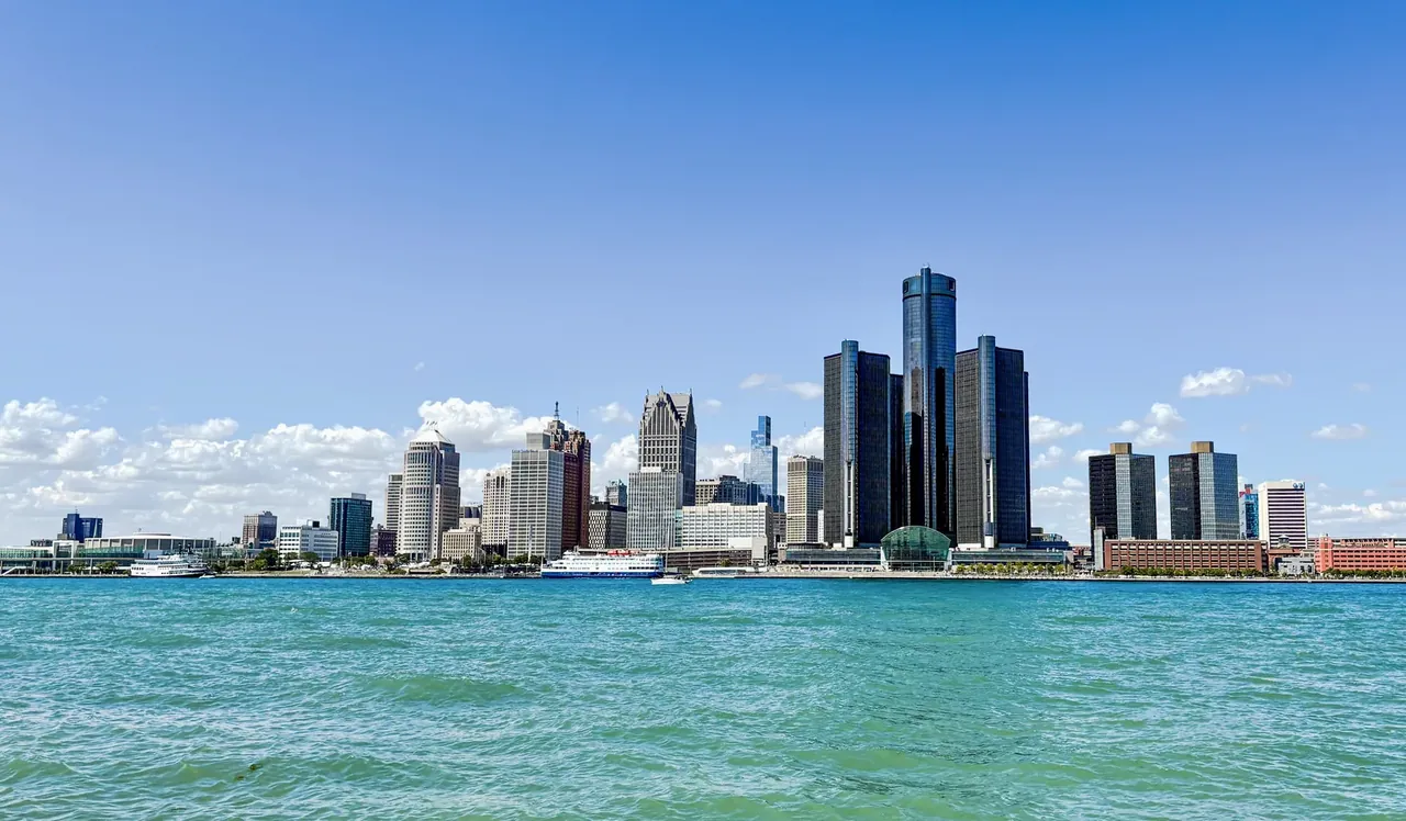 The Detroit skyline as it appeared from Windsor, Ontario on a sunny Labor Day 2025, known as the “Motor City,” Detroit sits on the Detroit R — Detroit, MI