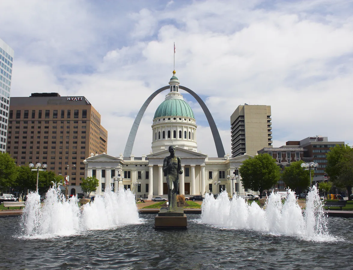 Runner Fountain and Old Courthouse and Arch — St. Louis, MO