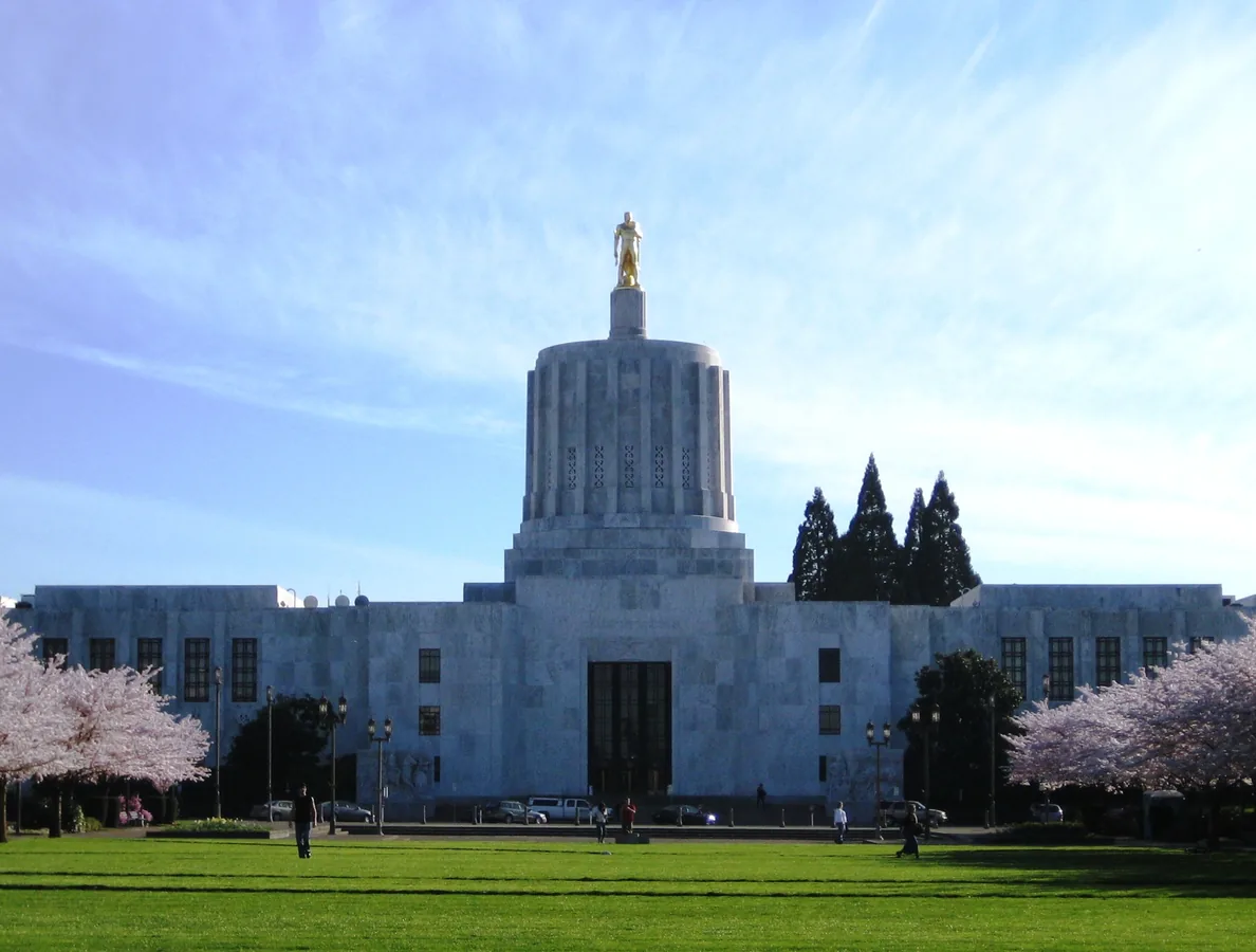 Front exterior of the en:Oregon State Capitol building in en:Salem, Oregon, United States — Oregon